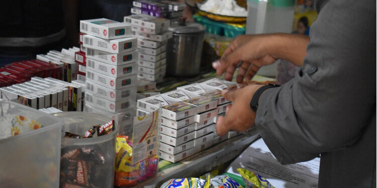 Bea Cukai Bekasi dan Bea Cukai Pekanbaru menjalankan pengawasan terhadap rokok ilegal lewat kegiatan operasi pasar sebagai bagian dari Operasi Gempur Rokok Ilegal. Foto: Humas Bea Cukai