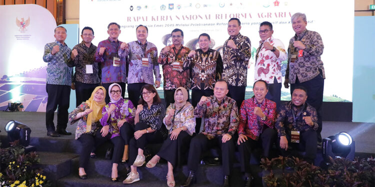 Kakanwil BPN Jawa Barat Rudi Rubijaya (berdiri paling kanan) dalam  Rapat Kerja Nasional (Rakernas) Reforma Agraria di Jakarta. Foto: Istimewa