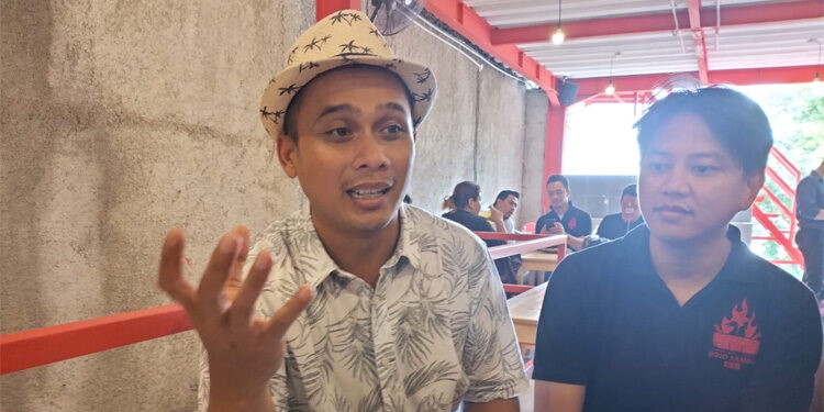 Dicky (kiri), pelaku usaha makanan asal Condet, Jakarta Timur. (Nasuha/ INDOPOS.CO.ID)