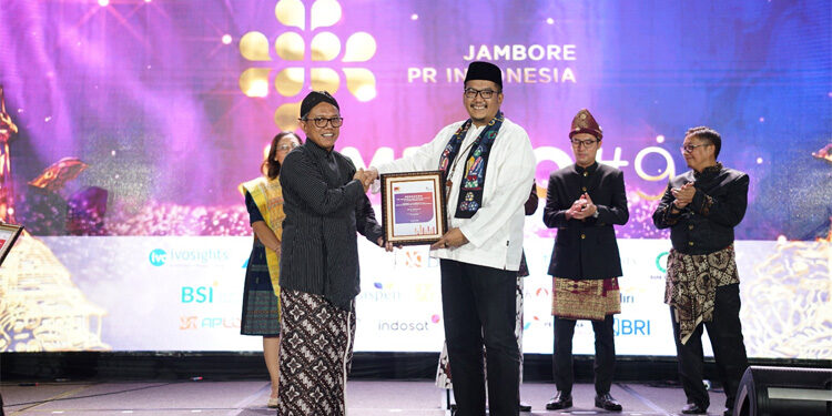 Sekretaris Perusahaan Bank DKI, Arie Rinaldi (kanan) saat menerima penghargaan sebagai “Pemimpin Terpopuler di Media Sosial 2023 Kategori Corporate Secretary BUMD & Perusahaan Daerah Layanan Publik”, pada gelaran Jambore PR Indonesia (Jampiro) 2023, di Yogyakarta pada Jumat (27/10/2023). Foto: Bank DKI
