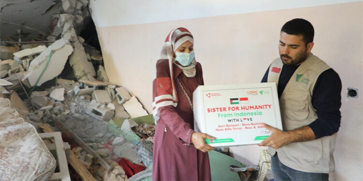 DMC Dompet Dhuafa melalui mitra lokal di Gaza mendistribusikan paket sanitasi perempuan bagi korban terdampak agresi serangan Israel. Foto: Dok. Dompet Dhuafa