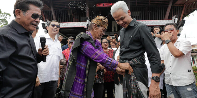 Capres Ganjar Pranowo diberikan kain ulos oleh masyarakat adat saat kunjungannya ke Museum Simalungun, Jalan Jenderal Sudirman, Kecamatan Siantar Bar, Kota Pematang Siantar, Sumatera Utara, Sabtu (11/11/2023). (Dok Tim Pemenangan Ganjar)