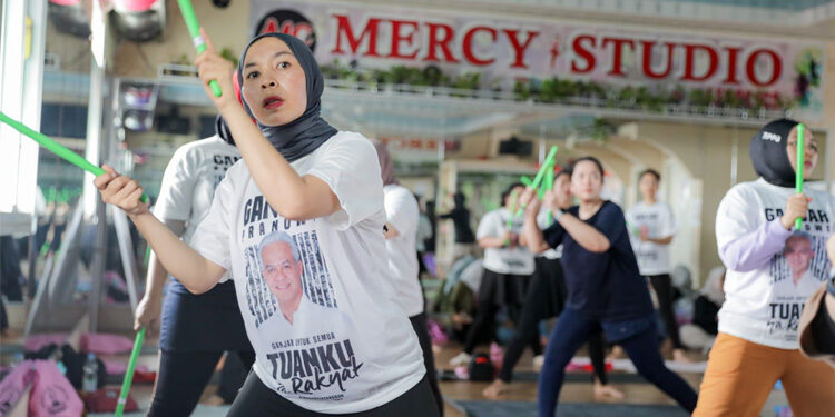 Sukarelawan Srikandi Ganjar Sumsel menggelar olahraga pound fit di Mercy Gym di Kelurahan 3 Ilir, Kecamatan Ilir Timur II, Kota Palembang, Sumsel, Senin (6/11). Foto: Dok. Relawan Ganjar