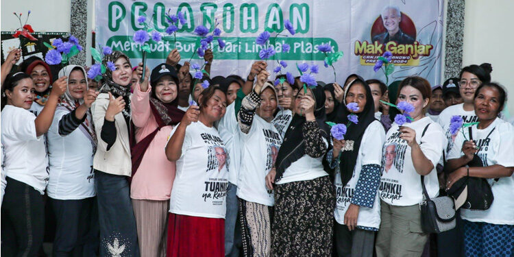 Ratusan ibu-ibu di Jalan Reformasi Blok B RT 007/008 Kelurahan Cilincing, Jakarta Utara mengasah skill dan kreativitasnya lewat pelatihan pembuatan bunga hias dari limbah plastik, pada Sabtu (11/11/2023). Foto: Dok. Relawan Ganjar