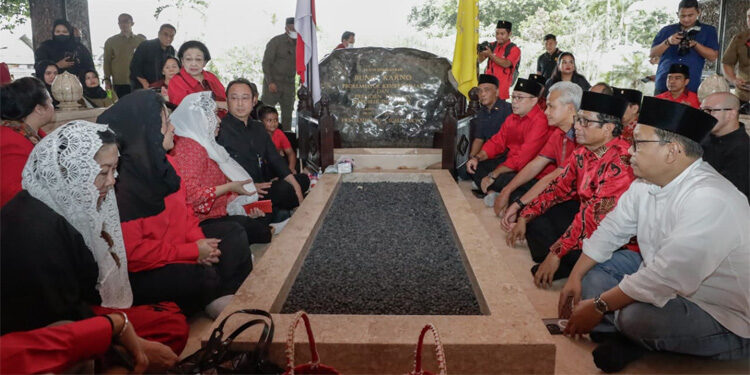 Pasangan Ganjar-Mahfud bersama Ketua Umum PDIP Megawati Soekarnoputri serta pengurus DPP PDIP melakukan ziarah ke makam proklamator sekaligus Presiden RI pertama, Soekarno, di Blitar, Jawa Timur, Jumat (3/11/2023). Foto: Dok. Relawan Ganjar