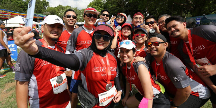 Chief Executive Officer (CEO) Generali Indonesia Edy Tuhirman dan Chief Marketing Office Vivin Arbianti Gautama, turut hadir dan ramaikan Borobudur Marathon 2023, pada Minggu (19/10/2023). Foto: Generali Indonesia