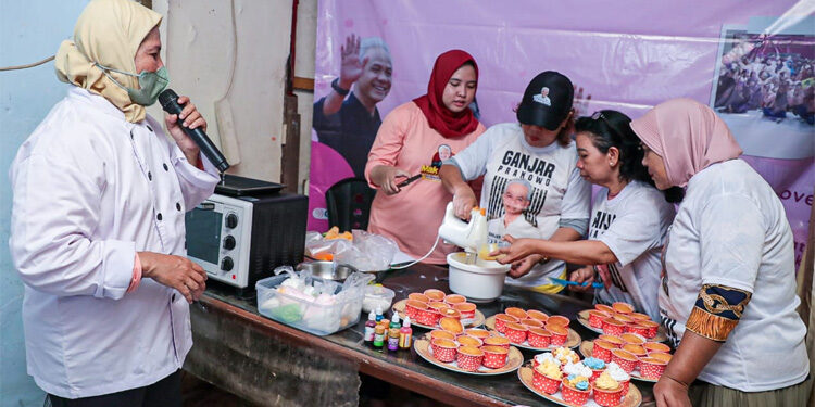 Sukarelawan Mak Ganjar menggelar kegiatan baking class membuat cup cake di wilayah Kelurahan Guntur, Kecamatan Setiabudi, Jakarta Selatan, Minggu (19/11/2023). Foto: Dok. Relawan Ganjar