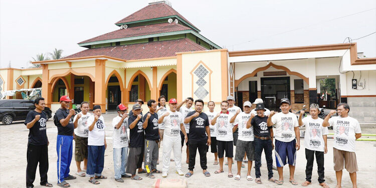 Dukungan untuk Ganjar Pranowo - Mahfud MD terus mengalir dari berbagai kalangan dan daerah, salah satunya dari kumpulan warga yang ada di Cikande Permai, Kabupaten Serang, Banten, pada Minggu (5/11/2023). Foto: Dok. Relawan Ganjar