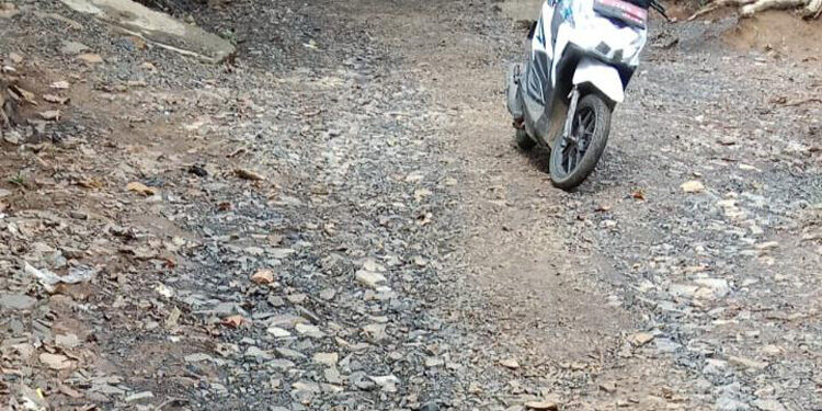 Kondisi jalan Sindang-Gerendeng di Kecamatan Banjarsari, Kabupaten Lebak yang rawan kecelakaan akibat banyaknya  bebatuan kecil dan split yang berserakan. (yasril/indopos.co.id)