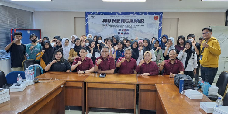 Kegiatan pelatihan jurnalistik siswa SMA oleh Pokja Jurnalis Jakarta Utara di Kantor Wali Kota Jakarta Utara. (Dok Pokja JJU)