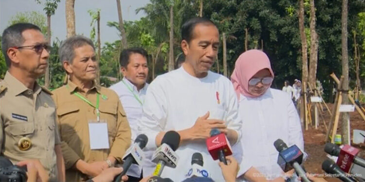 Presiden Jokowi menjawab kritik soal proyek IKN di sela acara gerakan tanam pohon bersama di Hutan Kota JIEP kawasan Industri Pulogadung, Jakarta Timur. (YouTube Sekretariat Presiden)