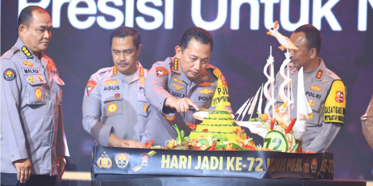 Kapolri Jenderal Polisi Listyo Sigit Prabowo momotong tumpeng hari ulang tahun Divisi Humas Polri ke-72. (Humas Mabes Polri)