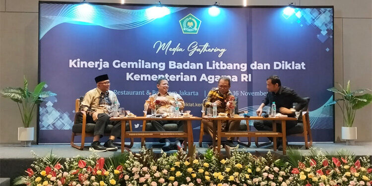 Kepala Badan Litbang dan Diklat Kementerian Agama, Prof Suyitno (dua dari kiri). (Indopos.co.id/Nasuha)