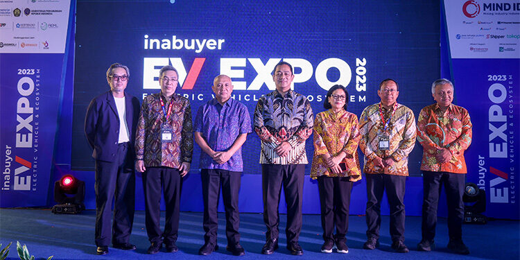 MenKopUKM Teten Masduki dalam Closing Ceremony Inabuyer EV Expo 2023 di Gedung Smesco, Jakarta, Kamis (30/11/2023). (Dok. KemenKopUKM)