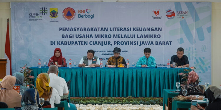 KemenKopUKM menggelar pemasyarakatan literasi keuangan bagi usaha mikro melalui Lamikro di Kabupaten Cianjur, Jawa Barat, Jumat (10/11/2023) kemarin. Foto: Dok. KemenKopUKM