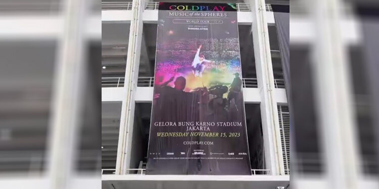 Banner konser Coldplay bertajuk “Music of The Spheres” terpampang di luar Stadion GBK, Senayan, Jakarta. (Instagram/@coldplay)