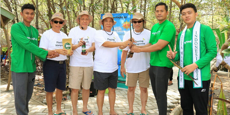 PT GTS Internastional Tbk menggelar program penanaman 500 bibit mangrove di Pantai Tangkolak Cilamaya Karawang. Foto: Dok. PT GTS Internastional Tbk
