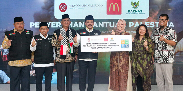 PT Rekso Nasional Food, pemegang waralaba McDonald’s di Indonesia menyumbangkan donasi kemanusiaan sebesar Rp1,5 miliar untuk Palestina melalui BAZNAS RI. Foto: Dok. McDonald’s Indonesia