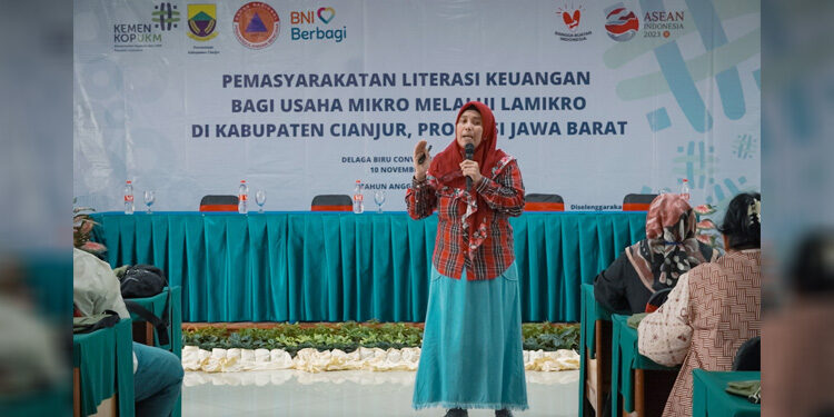 KemenKopUKM menggelar literasi keuangan bagi usaha mikro melalui Lamikro di Kabupaten Cianjur pada, Jumat (10/11/2023). Foto: Dok. KemenKopUKM