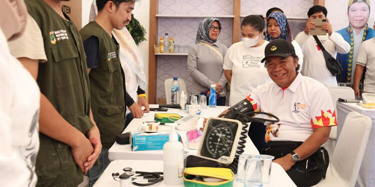 Pj Gubernur Banten Al Muktabar mengukur kadar darah di arena pasar murah. (Istimewa)