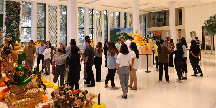 Suasana pengunjung tengah melihat PIK Vaganza yang digelar di Marketing Gallery PIK2, Jalan Marina Indah Raya, Nomor 1 Pantai Indah Kapuk (PIK), Jakarta Utara. Foto: PIK2