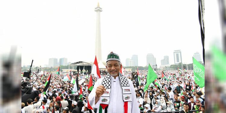 Presiden Partai Keadilan Sejahtera (PKS) Ahmad Syaikhu menghadiri Aksi Aliansi Rakyat Bela Palestina, di Silang Monas, Jakarta, Minggu (5/11/2023). Foto: PKS