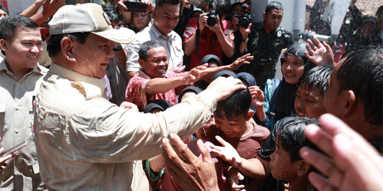 Menteri Pertahanan Prabowo Subianto bermain air bersama warga saat meresmikan 15 titik bantuan sumber air di Desa Pamubulan, Kabupaten Lebak, Banten, Minggu (19/11/2023). (Kemhan RI)