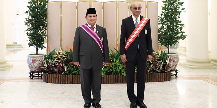 Menteri Pertahanan (Menhan) RI Prabowo Subianto menerima penghargaan Darjah Utama Bakti Cemerlang (Tentera) yang merupakan penghargaan militer tertinggi dari Pemerintah Singapura, Selasa (21/11/2023). (Dok Kemenhan RI)