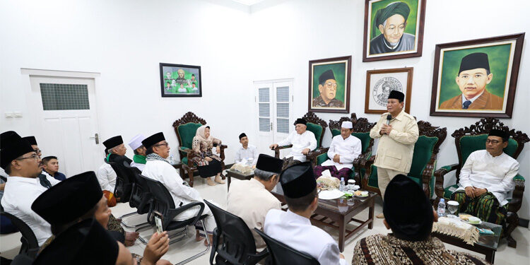 Bakal calon presiden Prabowo Sunianto melakukan lawatan ke Pondok Pesantren Tebuireng dan berziarah ke makam Abdurrahman Wahid (Gus Dur); KH. Hasyim Asy’ari dan KH. Wahid Hasyim di Jombang, Jawa Timur, Sabtu (11/11/2023). Foto: Dokumen Partai Gerindra