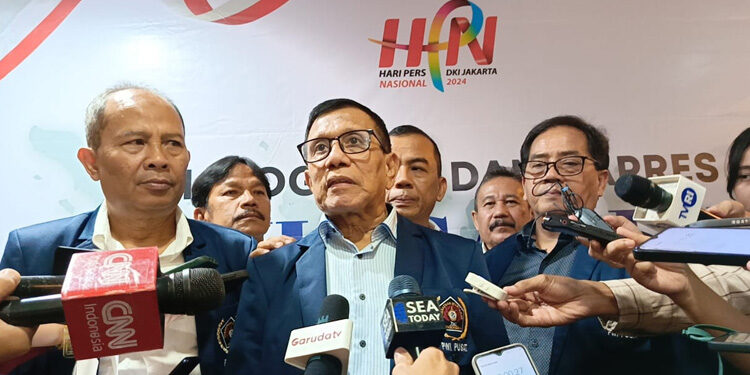 Ketua Umum Persatuan Wartawan Indonesia (PWI) Hendry Ch Bangun usai mengundang Capres Ganjar Pranowo di Kantor PWI Pusat, Kamis (30/11/2023). Foto: dili / indopos.co.id