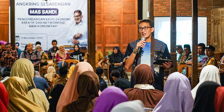 Menparekraf Sandiaga Salahuddin Uno memberikan diskusi bertajuk "Angkring Sesarengan Mas Sandi Pengembangan Basis Ekonomi Kreatif dan Networking Bagi Komunitas". Foto: Istimewa