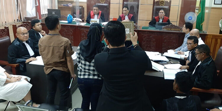 Tiga saksi diambil sumpah saat sidang kasus dugaan penggelapan uang perusahaan PT. Electronic Technology Indoplas di PN Tangerang, Banten (14/12/2023). Foto: istimewa