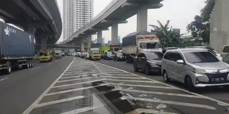 Kondisi lalu lintas padat di Jalan Tol Cikampek menuju Bekasi Barat. (Instagram/@tmcpoldametro)