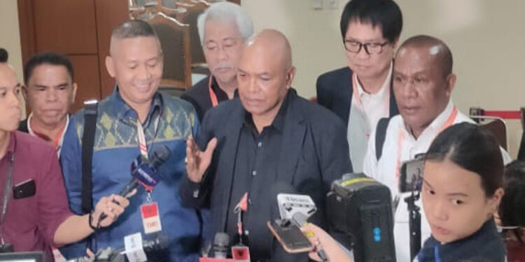 Koordinator Pergerakan Advokat (Perekat) Nusantara dan Tim Pembela Demokrasi Indonesia (TPDI) Petrus Seletinus, ketika diwawancara media usai sidang pemeriksaan sebagai pelapor di Gedung Mahkamah Konstitusi (MK). (Dok TPDI)