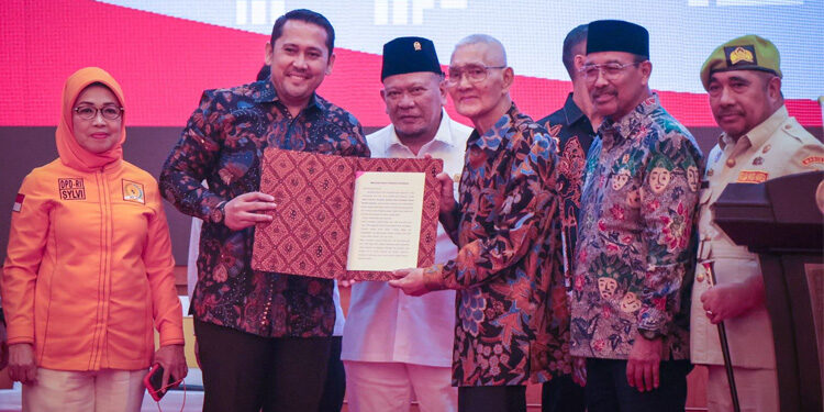 Wakil Presiden RI ke-VI Jenderal TNI (Purn) Try Sutrisno serahkan Maklumat Dewan Presidium Konstitusi ke MPR RI. (MPR RI untuk INDOPOS.CO.ID)