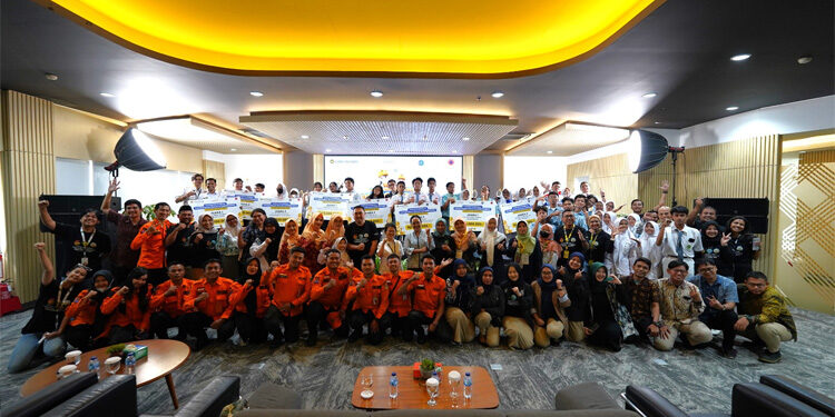 Foto bersama tim United Tractors (UT), Badan Penanggulangan Bencana Daerah (BPBD) DKI Jakarta, dan peserta lomba Festival Bencana 2023. Foto: Dokumen United Tractors