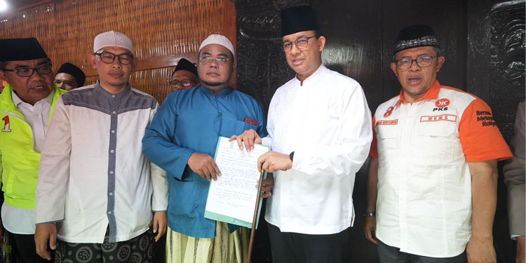 Calon Presiden Anies Baswedan saat menerima dukungan dari keluarga Eyang Hasan Maolani di Kuningan, Jawa Barat, Sabtu (9/12/2023). Foto: Kedeputian Media dan Komunikasi TimNas AMIN
