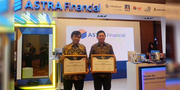 FIFGROUP dianugerahi penghargaan sebagai The Best Industry Marketing Champion 2023 for the Multifinance Sector dalam ajang 18th Annual Markplus Conference 2024, Kamis, 7 Desember 2023. Foto: Dok. FIFGROUP