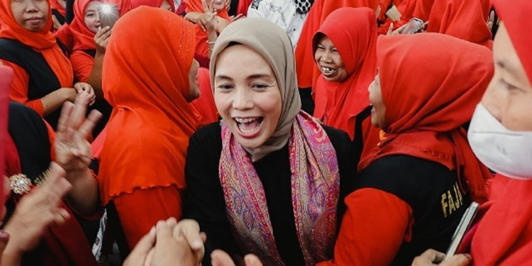 Istri Calon Presiden Nomor Urut 3 Ganjar Pranowo, Siti Atikoh saat di Pondok Pesantren (ponpes) Al Badru Alaina, Tulungagung. Foto: istimewa