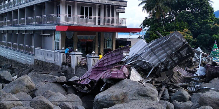 Akses menuju hotel Senior Bakara tertutup akibat banjir bandang menyebabkan tumpukan bangunan dan batu besar. Foto: Dok BPBD Humbang Hasundutan