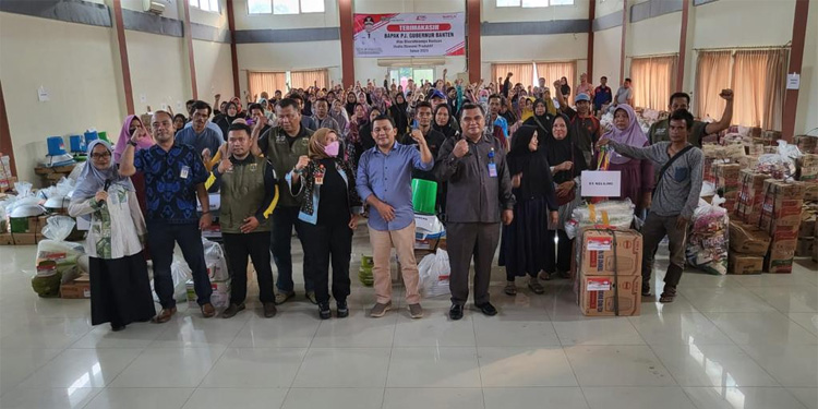 Kepala Dinas Sosial  (Kadinsos) Provinsi Banten Nurhana berpose usai memberikan bantuan ekonomi produktif kepada kelompok penerima manfaat. (Dok Humas Pemprov Banten)