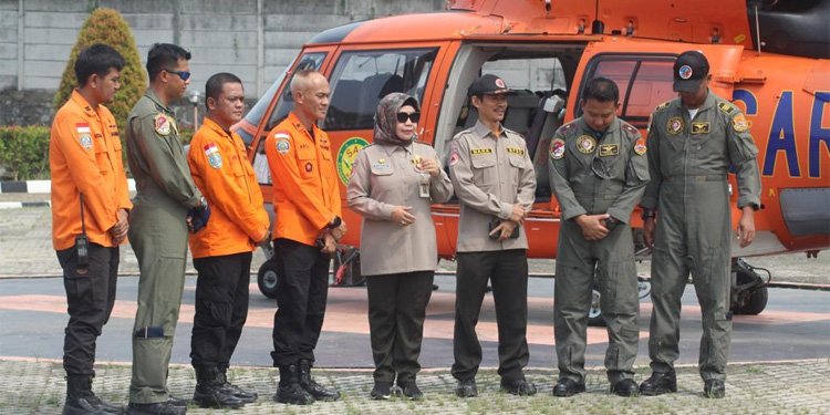 Pj Sekda Banten Hj Virgojanti aesat akan menaiki helikopter untuk memantau perayaan Natal dan arus mudik melalui udara. Foto : Humas Pemprov Banten
