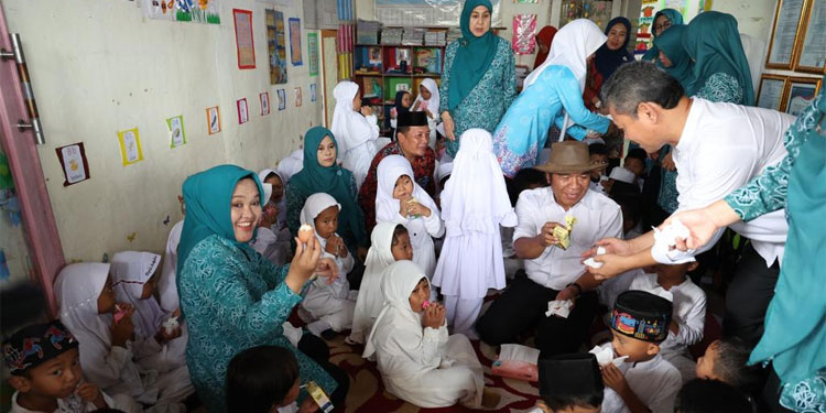 Bunda PAUD Banten Ny Tine Al Muktabar saat bermain bersama anak anak usia dini. Foto: Humas Pemprov Banten