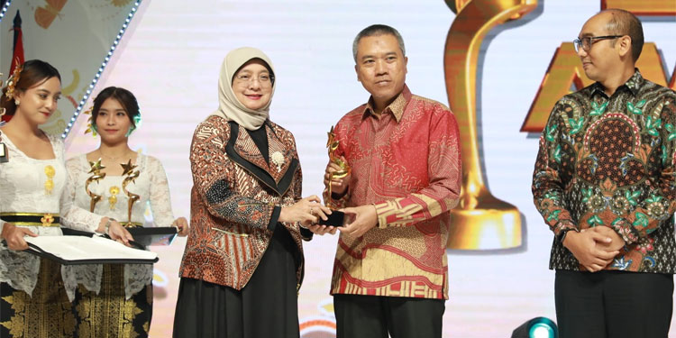 Direktur Jaringan dan Layanan BRI Andrijanto menerima penghargaan dalam acara LPS Award 2023 yang diselenggarakan di Jakarta, Rabu (6/12). Foto: Dok. BRI