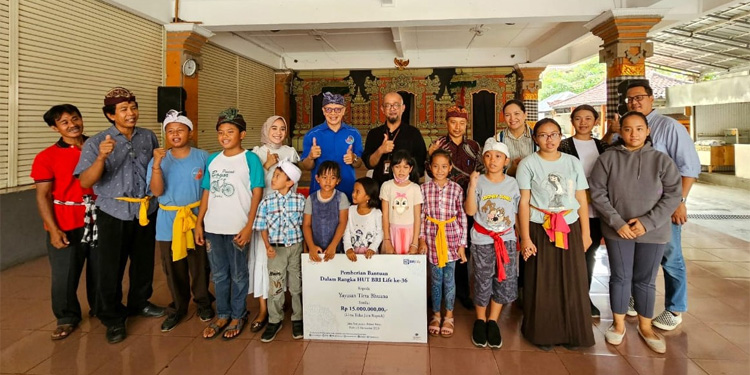 Perusahaan asuransi BRI Life menyalurkan donasi ke sejumlah panti asuhan yang tersebar di Pulau Jawa dan Bali. Foto: Dok. BRI Life