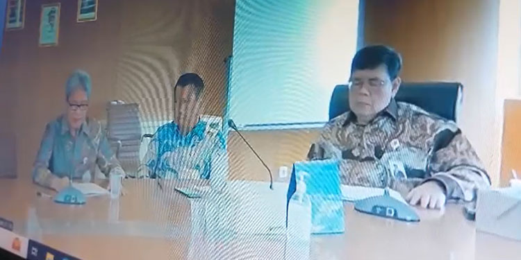 Potongan video pria yang diduga dirut Bank Banten tertidur saat rapat dengan jajaran direksi. Foto: Tangkapan layar media sosial