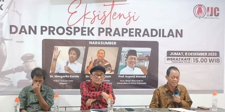 Guru Besar Hukum Pidana Universitas Al-Azhar Indonesia (UAI), Prof Suparji Ahmad (kanan) dalam diskusi publik dengan tema: Eksistensi dan Prospek Praperadilan, Jumat (8/12). Foto: Istimewa