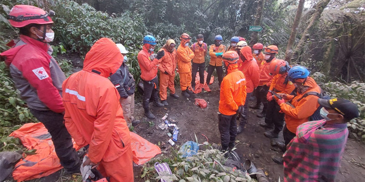 Tim SAR gabungan melanjutkan operasi SAR para pendaki di Gunung Marapi, Kabupaten Agam, Provinsi Sumatera Barat.  (Dok Tim SAR Kota Padang)