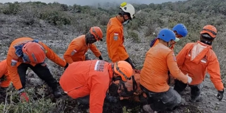Proses evakuasi pendaki meninggal dunia yang dilakukan oleh tim gabungan pasca-erupsi Gunung Marapi. (Tim Gabungan Penanganan Darurat Erupsi Gunung Marapi)
