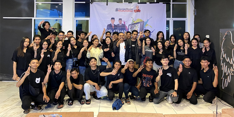 Sukarelawan Orang Muda Ganjar menggelar pelatihan desain grafis bersama mahasiswa Katolik Kota Pontianak, Senin (4/12/2023). (Dok. Orang Muda Ganjar)